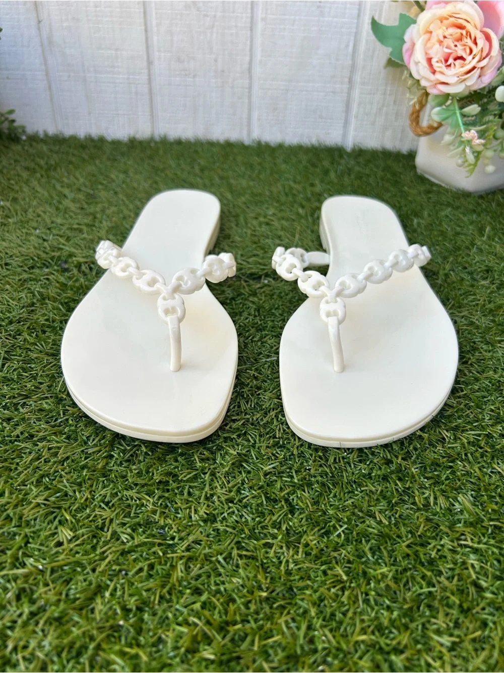 Tory Burch GEMINI LINK JELLY FLIP-FLOP $125 women size 8 gently used  White